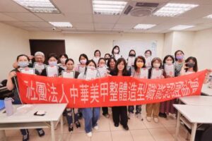 115 上台中 - 流行美甲與穿戴甲造型設計班第 01 期結訓